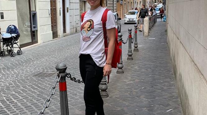 simona halep m am nascut sa port blugi hanorace si adidasi