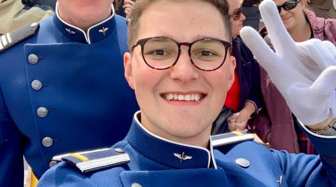 romanul felicitat de presedintele sua trump este genial