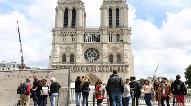 prima slujba sustinuta la notre dame de paris dupa incendiul devastator de acum doua luni