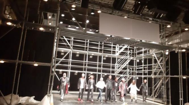 hamlet ul regizorului lev dodin aplaudat si ovationat minute in sir