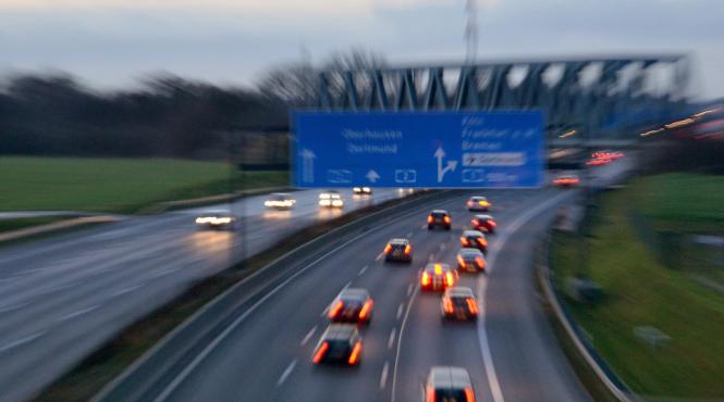 o tanara mama a fost gasita moarta pe marginea autostrazii