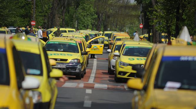 sute de taximetristi protesteaza in piata constitutiei