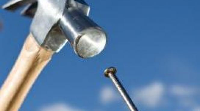 un barbat si a batut doua cuie in cap pentru a sinucide ce s a intamplat cu el dupa interventia medicilor