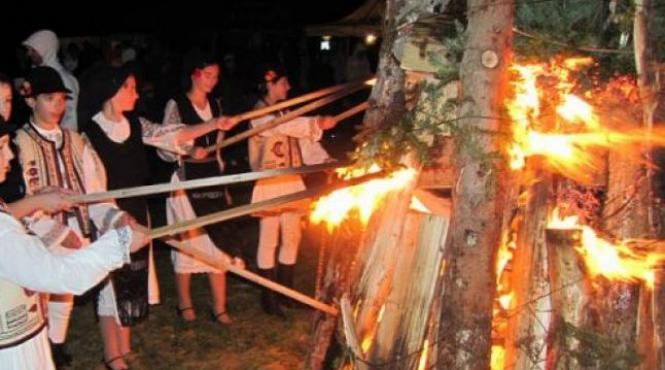 in noaptea de sanziene zanele coboara pe pamant