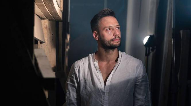 priveste cerul breakdance pe scena teatrelli intr un spectacol unic marca bogdan bolohan