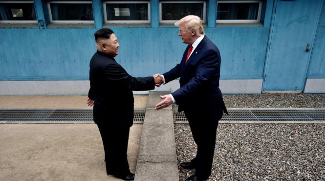 trump primul lider al sua care calca in coreea de nord