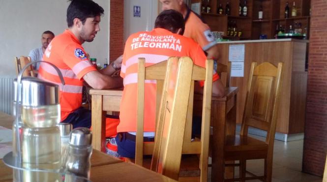 cu girofarul si sirena la restaurant