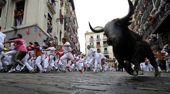 un barbat a fost ranit de un taur la pamplona