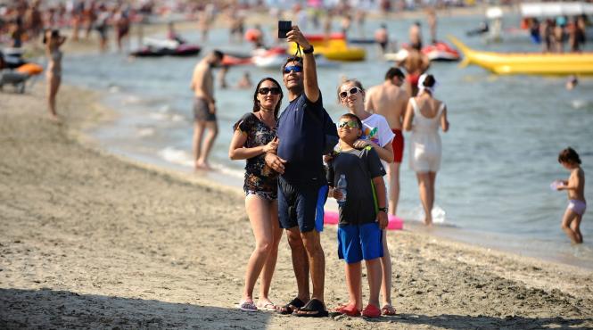 voucherele albesc banii negri din turism