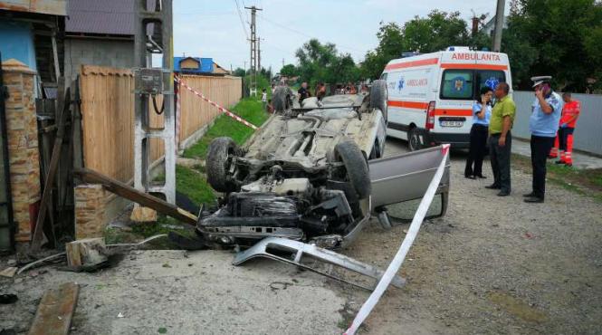 un baietel de 12 ani a furat masina fratelui si a plecat sa se plimbe cu ea prin sat a intrat intr un cap de pod nu a mai putut fi salvat