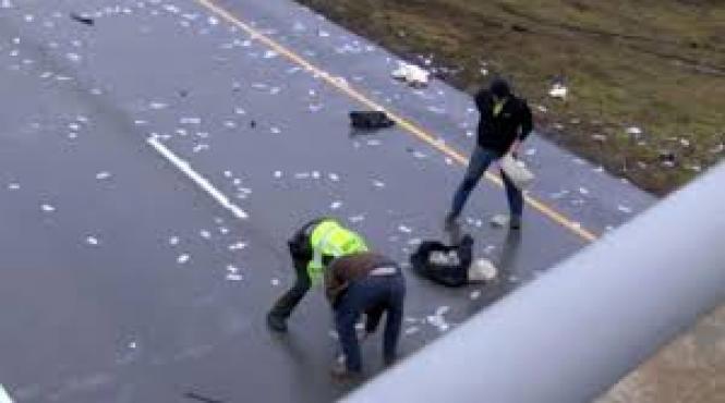 sua ploaie de bancnote pe o autostrada din atlanta dupa ce usa unui camion blindat s a deschis