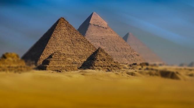 egiptul a deschis accesul turistilor in doua piramide pentru prima oara din 1965