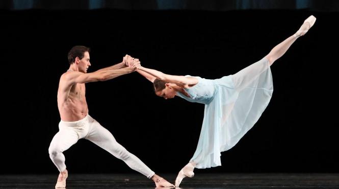 hans van manen seniorul dansului intre poezie si gesturi cotidiene