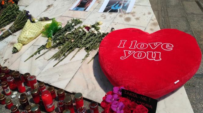 cateva sute de persoane s au adunat la protestul pentru alexandra din piata victoriei
