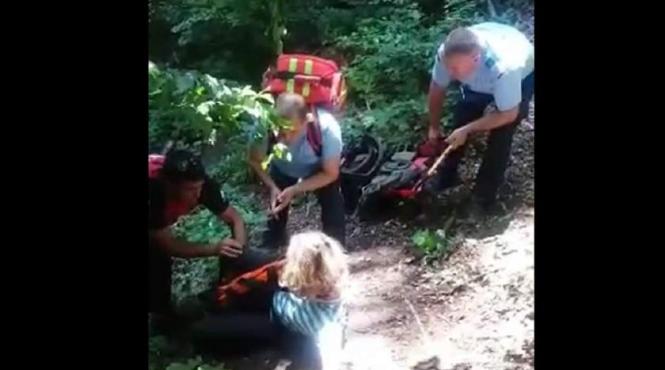 tursita salvata cu greu de pe traseul montan dupa ce a cazut intr o rapa
