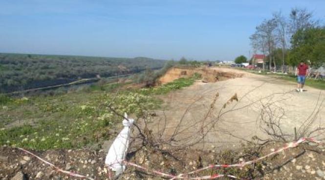 alunecarile de teren din cumpana continua malul canalului dunare marea neagra s a prabusit