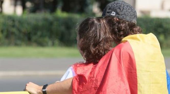 cateva zeci de oameni au venit in fata sediului mai