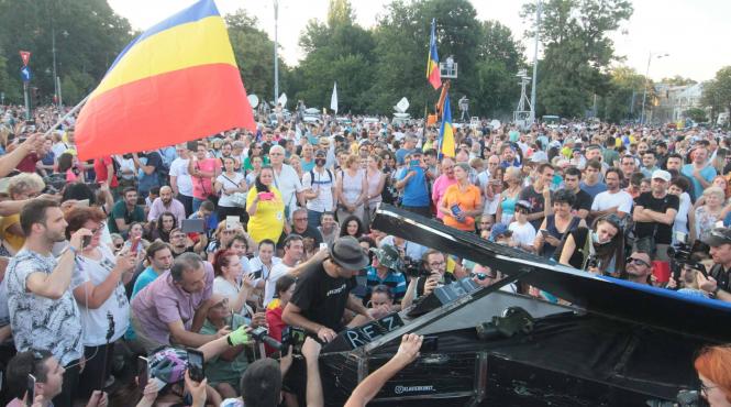 protest 10 august 2019 pianistul davide martello in piata victoriei