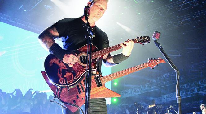 liderul trupei metallica foloseste pe scena chitare pirografiate de un roman