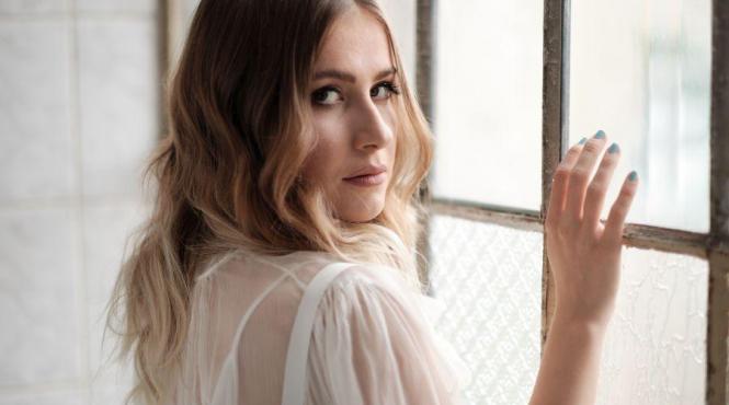 in premiera laura bretan si ester peony impreuna intr un moment special la cerbul de aur alaturi de ele olivier kaye unul dintre laureatii editiei 2018