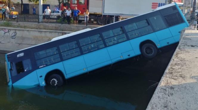 un autobuz stb a cazut in dambovita