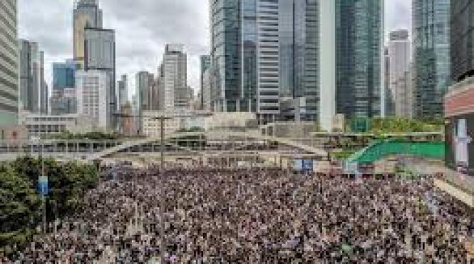 hong kong sute de manifestati prodemocratie incearca sa blocheze drumul spre aeroport