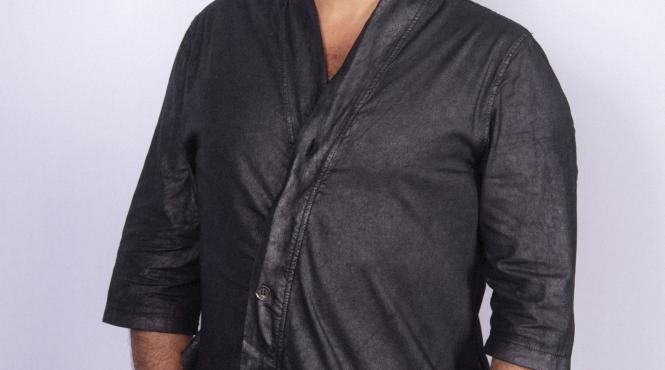 cezar ouatu ne distram maximum cu toate pretentiile aferente de la epilari si tocuri la lentile de contact si unghii false