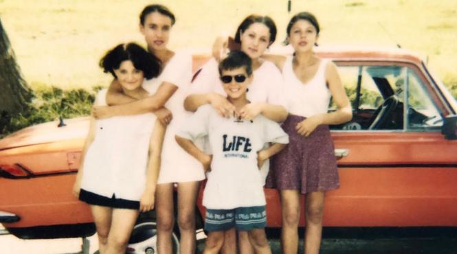 te cunosc de undeva are o distributie internationala bella este filipineza sorana are origini arabe si italiene iar grigore provine din ucraina