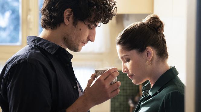louis garrel prins intre laetitia casta si lily rose depp un om fidel l homme fidele povestea unui triunghi amoros din 20 septembrie pe marile ecrane