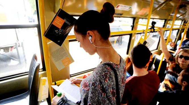 un tramvai decorat cu poezii