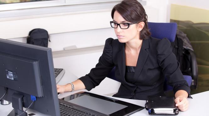 2 lucruri pe care oricine ar trebui sa le faca la birou plus inca unul pentru cei mai smecheri