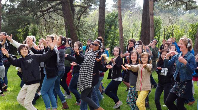 plimbare in pasi de dans prin parc in premiera nationala la sibiu