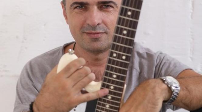 cornel ilie lanseaza prima carte autobiografica deja vu 25 de ani de vunk