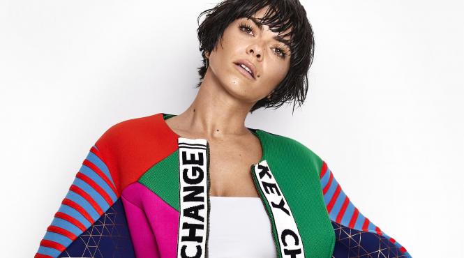 romania reprezentata la milano fashion week piesa innei iguana in show ul versace