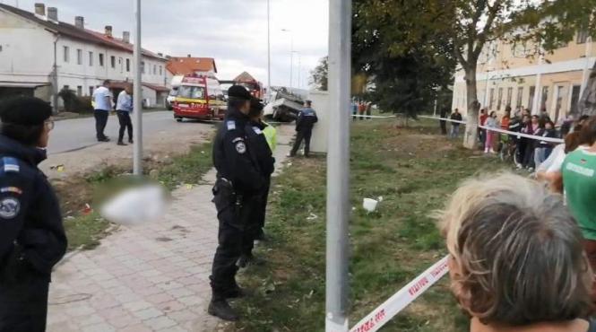 tragedie in brasov o bunica si nepotica ei au fost spulberate de o autoutilitara un baietel de 7 ani este internat la terapie intensiva