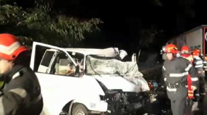 accident grav in hunedoara un microbuz a intrat pe contrasens intr un tir doua persoane au murit iar alte doua au fost ranite grav