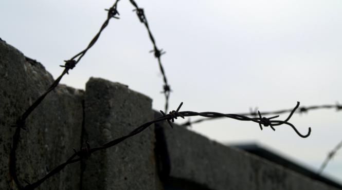 evadare spectaculoasa a unui politician condamnat pentru coruptie a fugit pe fereastra cu ajutorul unei franghii si apoi a disparut o motocicleta