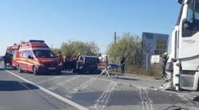 accident la galati trei persoane ranite dupa ce o utilitara s a ciocnit cu un tir
