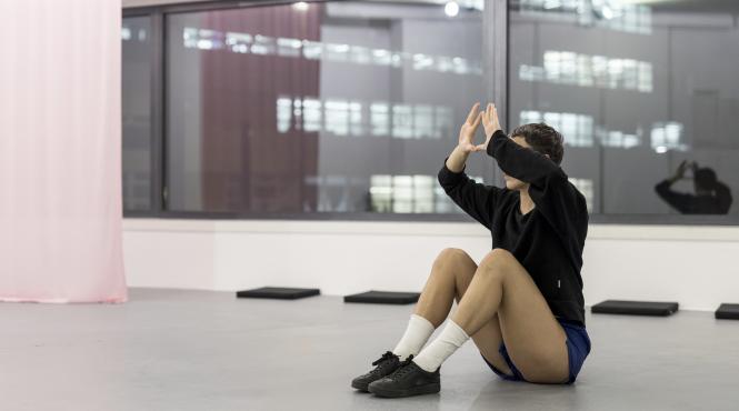 premiera celei mai noi creatii a lui manuel pelmus un lux pe care nu ni l putem permite cumintenia pamantului in cadrul europalia arts festival