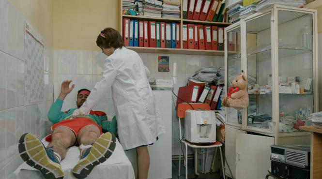 in mangalita primarul vrea sa si dea afara secretara iar sotul directoarei economice se inscrie pe furis la scoala