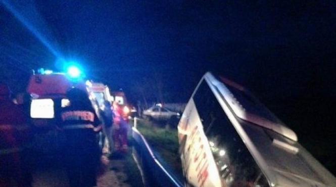 autocar plin cu nuntasi ajuns pe camp mai multe persoane au fost ranite