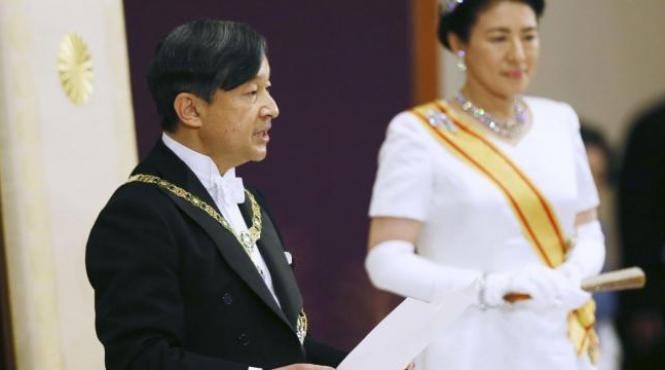 imparatul japoniei urca oficial pe tronul crizantemei sunt prezenti demnitari din 197 de tari