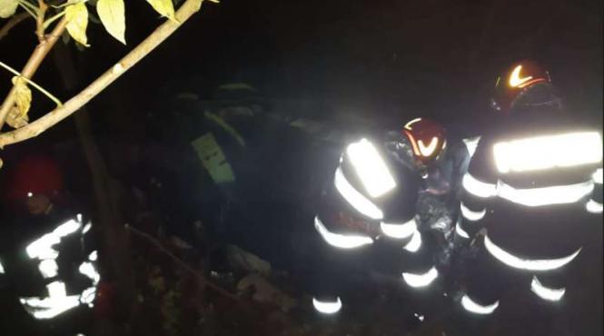 femeie grav ranita dupa ce masina in care se afla a cazut intr o rapa adanca de zece metri