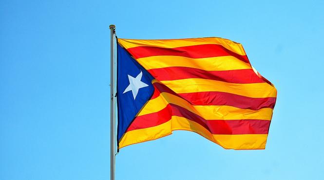 politia din barcelona intervine pentru a dispersa protestatarii separatisti violenti duminica vor manifesta anti separatistii