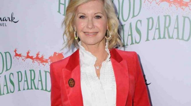 olivia newton john vinde la licitatie costumul din piele neagra purtat in filmul grease