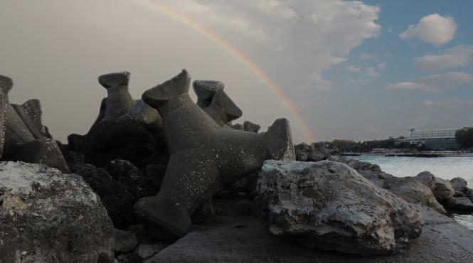 femeie gasita moarta intre stabilopozi in zona plajei trei papuci