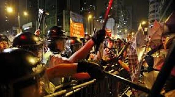 noi ciocniri in hong kong politist ranit de o sageata