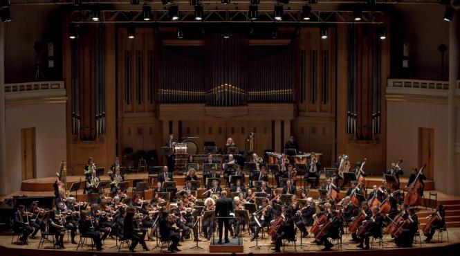 dirijorul cristian macelaru si violoncelistul andrei ionita alaturi de orchestra nationala a belgiei la bozar de ziua nationala a romaniei