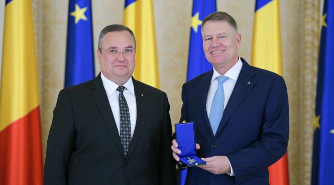 klaus iohannis a primit din partea mapn distinctia emblema de onoare a armatei romaniei