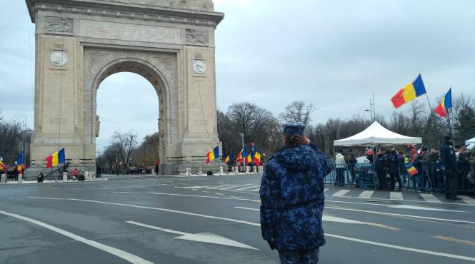 ziua nationala aproximativ 4 000 de militari 200 de mijloace tehnice si peste 50 de aeronave la parada de la arcul de triumf